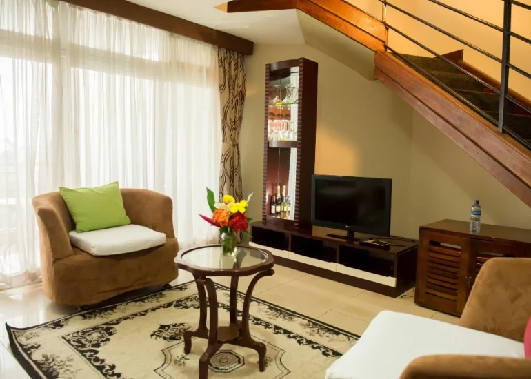 Executive Lakeview Apartment